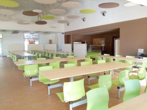 Installation dans la salle de cantine de l’école Villeneuve Des Maguelone