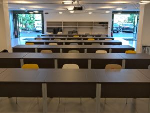 Training room with Kudos screen box table – Italy